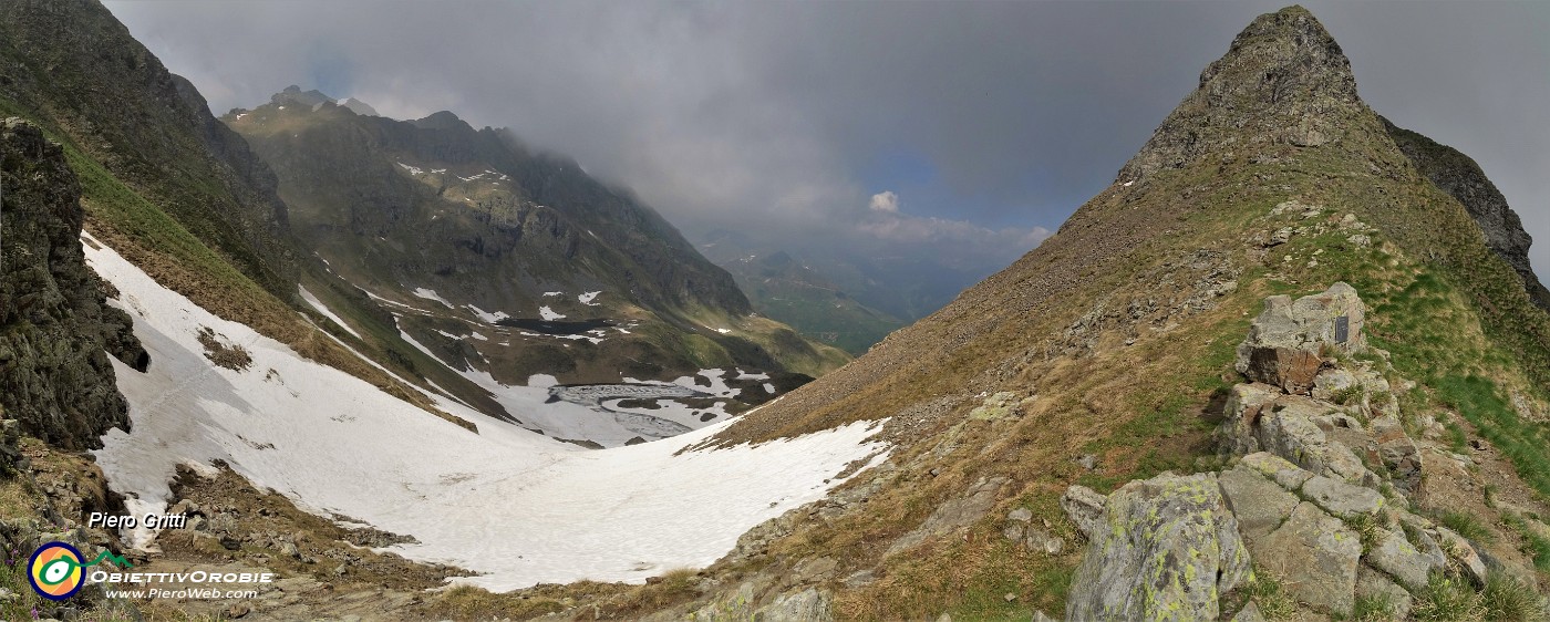 65 Alla Bocchetta Triomen (2205 m) con vista sui Laghetti di Ponteranica.jpg